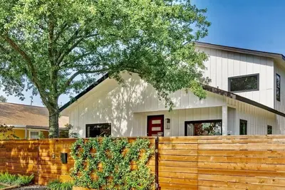 Image de Modern 5bdr near Downtown with remote gate access, gym, ping pong