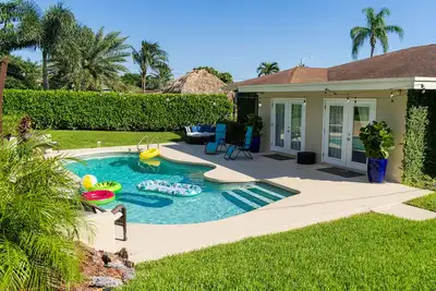 Image de Poolside Paradise Luxury home Mins from the beach