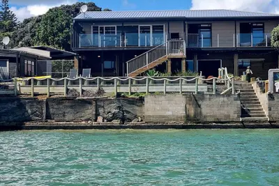 Image de Waterfront Location