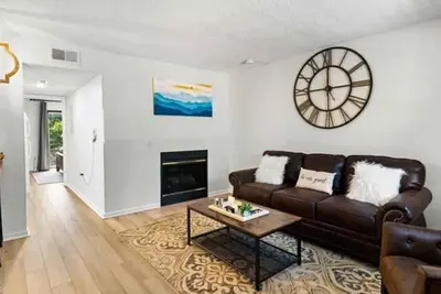 Image de Laurel 106 by Beyond Expectations: 1br Condo w/ Fireplace, Patio & Seasonal Pool