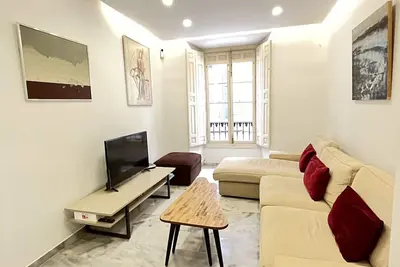 Image de Historical living in the heart of Málaga with 3 Br and 2 bathrooms. Lift + Wifi