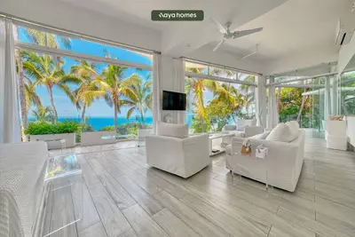 Image de Ocean Front 2 Bedroom modern condo with huge floor to glass doors