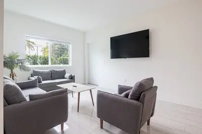 Image de Cozy 3 bed 2 bath apt w/ Free Parking near beach!