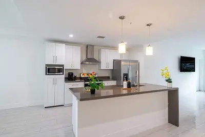 Image de Comfy 3 bed 2 bath apt w/ Free Parking near beach!