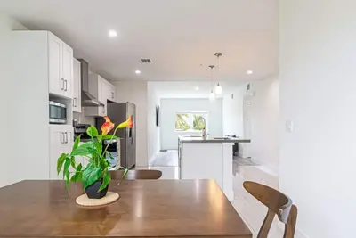 Image de Lovely 3 bedroom 2 bath apartment w/ Free Parking!