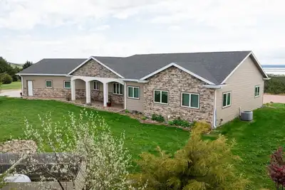 Image de Location Location Location! On a river view acreage, sleeps up to 14, pets ok.
