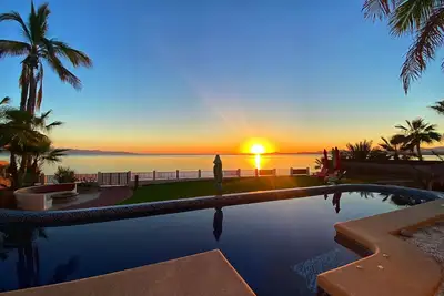 Image de Beach-front luxury! Private home, pool, hot tub, rooftop and water sport access!