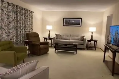 Image de Nice home, large yard, near lake, 3 bedroom 2. 5 bath, with den and deck