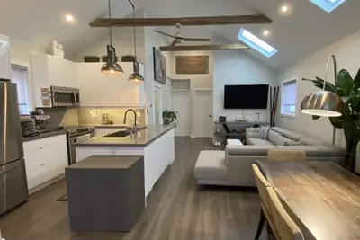 Image de Elegant 2-Bedroom Bungalow with Outdoor Oasis and Modern Conveniences\n\n