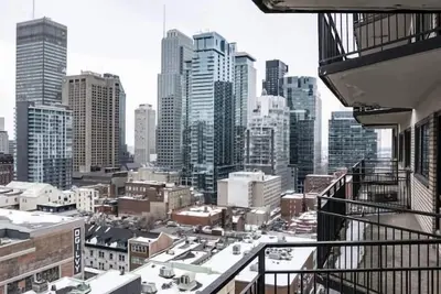 Image de Downtown Montreal Gem: Luminous Apartment with Balcony & Views