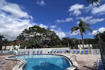 Image de \"The Salty Sugaree\"-6 miles to beach, 1 mile to Img, & multiple resort pools!