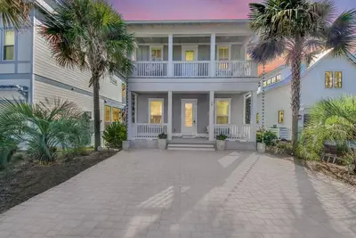 Image de Charming beach home with the perfect blend of coastal elegance & relaxed living.