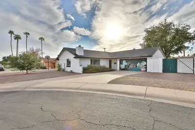 Image de 4 Bed 2 Bath Single Family home with 2 King Beds sleeps 10 with huge backyard