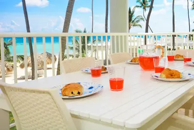 Image de Playa Turquesa G-201 Premier Beachfront Frontline Ocean View 100mbps Wifi