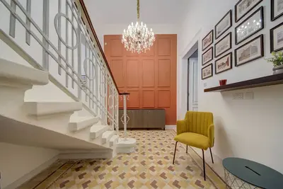 Image de Traditional Corner Townhouse for rent. Ideal for Groups or Families!