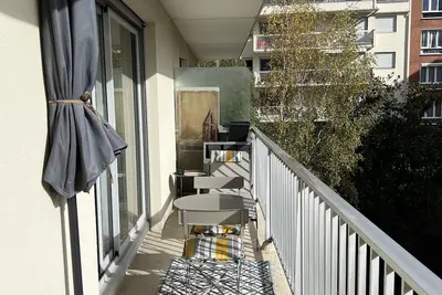 Image de Appartement calme avec balcon sur jardin.