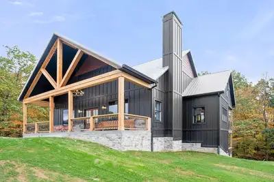Image de New at Patoka lake! Big Hot Tub close to ramp Pool Table with\n3 Master bedrooms!