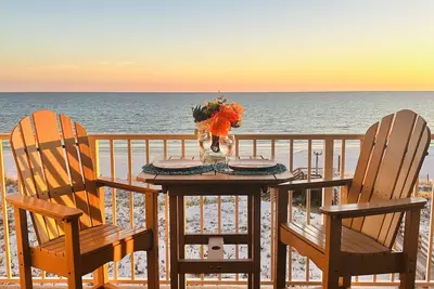 Image de Gulf Beachfront Beauty, Steps from Water! Free Beach Chairs/Umbrella Service