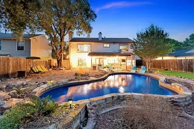 Image de 5 Br w/ Pool, close to Six flags, cowboy stadium
