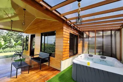 Image de Spacious cabin with incredible views and lots of green space, ideal for relaxing