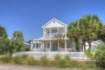 Image de 5 Bedrooms / 4 Baths / Sleeps 14 / 5 minutes to the Beach / Steps to the Pool.