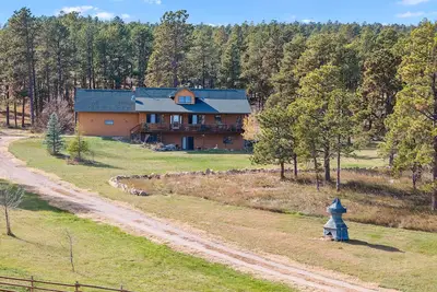 Image de Three generations of ranch families have homesteaded on this 40 acre property