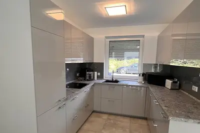 Image de Modern Eingerichtetes GroĂźes Neubau Ferienhaus an der Nordsee