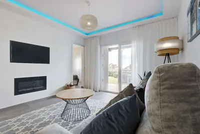 Image de Bright and Modern 2 Bed Apt Near Beach