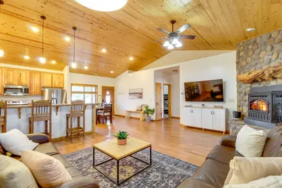 Image de 1-Acre Fenced Yard: Pet-Friendly Show Low Cabin!