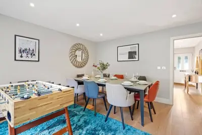 Image de Serenity Stylish 5-Bed - Call 4 Long Stay discount