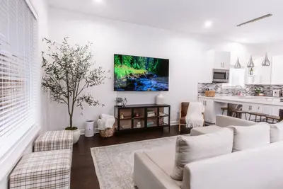 Image de Charming Home Near Uk Campus! Perfect for Family Visits!