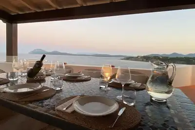 Image de Designer apartment overlooking the bay. Shared pool, access to the sea
