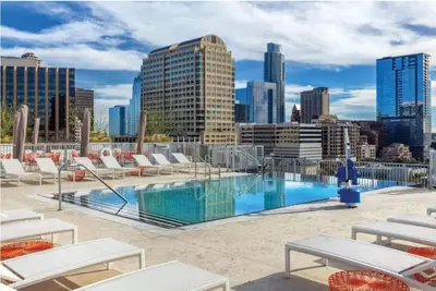 Image de Roomy Studio at Austin Resort! Complete with Rooftop Pool, Fire Pit, and More!