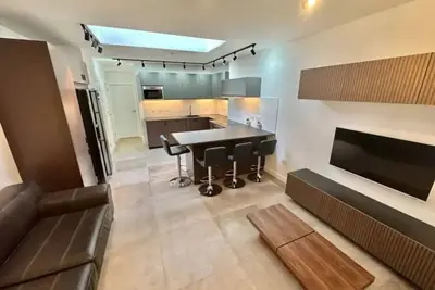 Modern 4 bed 4 en-suite house - Great location