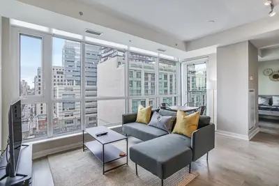 Image de 1 Bed + Den (Queen + Twin bed) - 199 Richmond St W
