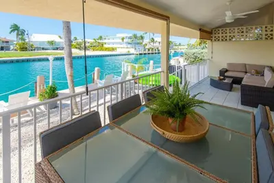 Image de Latitude 24! Cabana Club access, deep canal, jacuzzi, kayaks, ice machine.