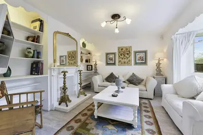 Image de Pass the Keys | Designer Cottage | w/ Parking | Beautiful Esher