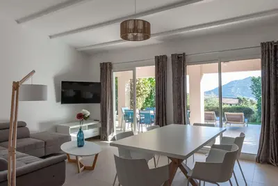 Image de Villa 3 chambres rénovée - Santa Giulia - Résidence avec piscine privée