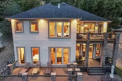 Image de Luxurious Lakefront House w\/ Boat Dock, Hot Tub & Fire-pit!