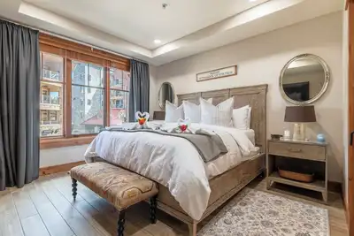 Image de Welcome to your upscale ski in/out 1bd/1ba condo with free parking and upgrades.