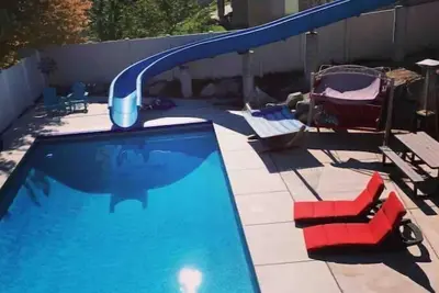 Image de Walkout Basement Apt w/ Waterslide, Hot Tub & More\n