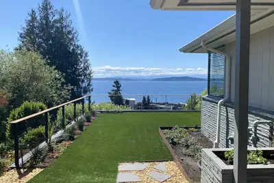 Image de Peaceful View Home with a Cozy Modern feel walking distance to the beach