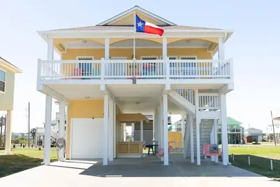 Image de 3 Minute Walk to the Beach, Outdoor Bar and Picnic Table, Family Friendly!
