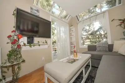 Image de Walker's Paradise, charming safe, quiet, Queen Anne Hill garage parking Apt.