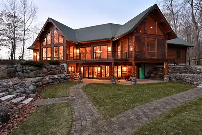 Image de Custom-Bulit Log Cabin Family Friendly home on Round Lake, close to trails!