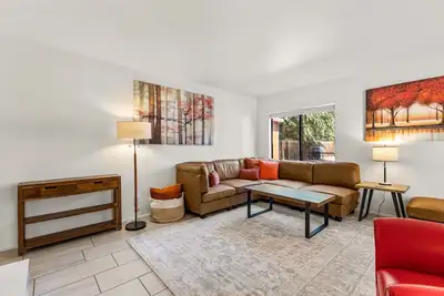 Image de Chic Urban Retreat - Downtown & Parking - Sleeps 4