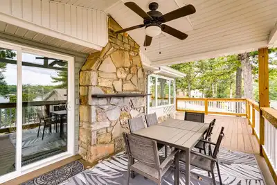 Image de Lakefront Home w/ Private Dock in Sunrise Beach!