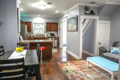 Image de Historic Coastal Haven- Pet Friendly Fast Wi-Fi - Easy Beach and Highway Access