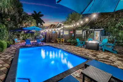 Image de Mid-Century Gem: Pool, Privacy, and Palm Trees