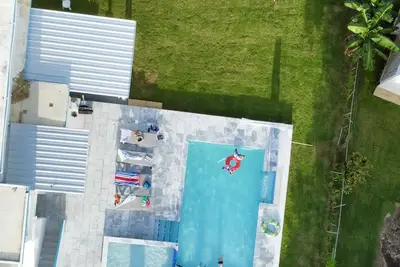 Image de Huge Home Renovated 7 Bdr, 5 Bath 2 Pools 2 kitchens 2 Living rooms Best Beaches